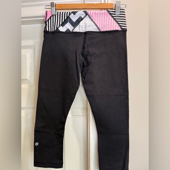 Lululemon 16 pairs of capri leggings. Different styles and colors - Picture 9 of 14